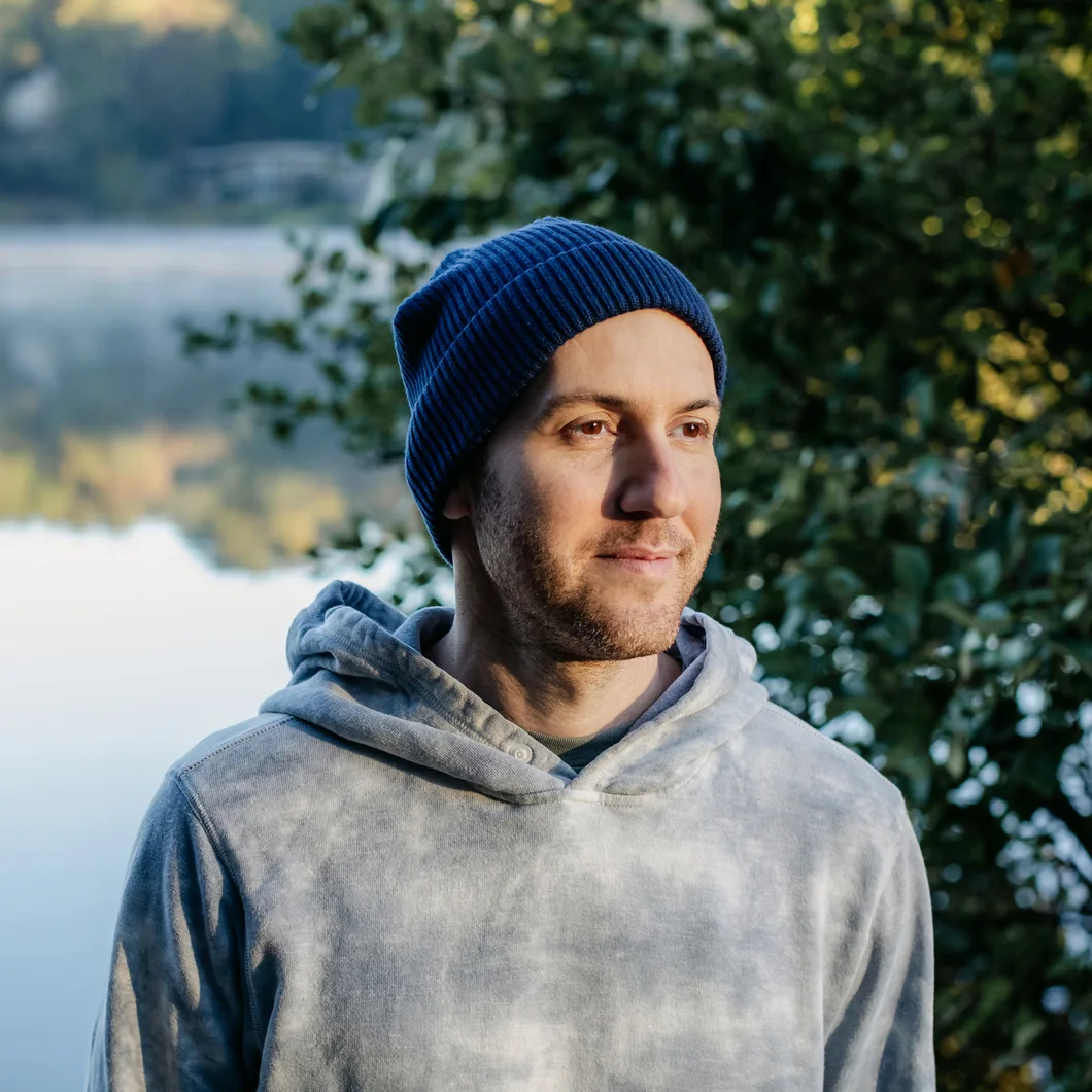 Yoni Havana by the lake